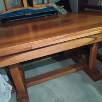 tavolo con panche e sedie 