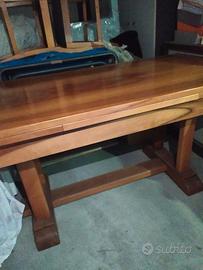 tavolo con panche e sedie 