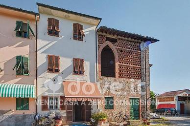 Casa indipendente di 234 m² con 5 locali a Lucca