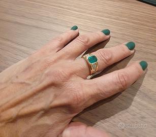 Elegante anello di smeraldo con diamantini