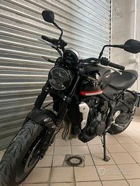 Moto Triumph trident 660