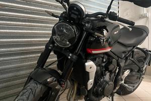 Moto Triumph trident 660