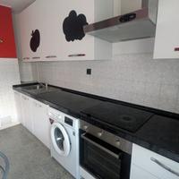 Cucina con lavastoviglie, forno e lavatrice