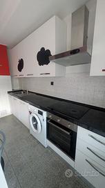 Cucina con lavastoviglie, forno e lavatrice