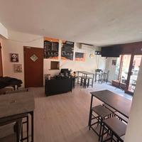 Attività Toast & Paninoteca, con tavoli e sedie