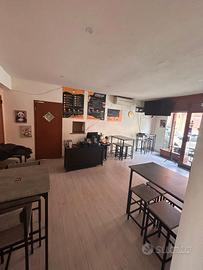 Attività Toast & Paninoteca, con tavoli e sedie