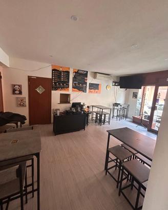 Attività Toast & Paninoteca, con tavoli e sedie