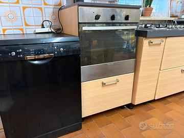 Cucina con piano cottura forno lavastoviglie