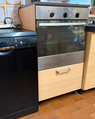Cucina con piano cottura forno lavastoviglie