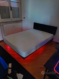 Letto sospeso e illuminato