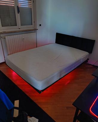Letto sospeso e illuminato