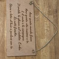 Targhetta in legno con frase incisa