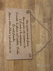 Targhetta in legno con frase incisa