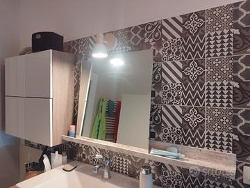 mo iletto da bagno con mensoli a e soecchio