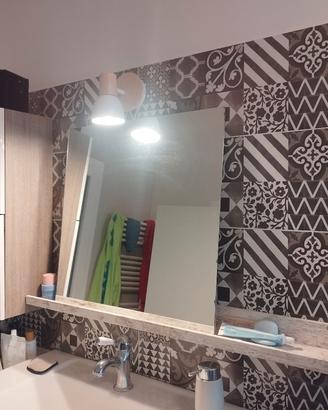 mo iletto da bagno con mensoli a e soecchio