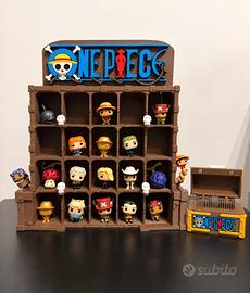 Espositore Kinder Joy One Piece e baule per carte