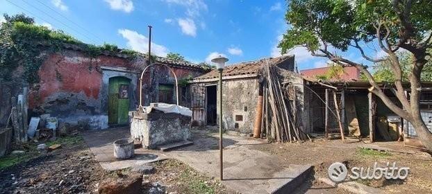 Rustico -casa singola con terreno a macchia