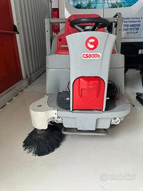 Spazzatrice professionale uomo a bordo