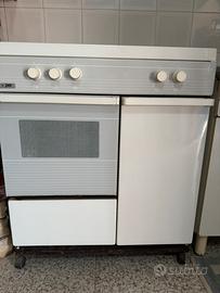 Cucina a 4 fuochi a gas poco usata