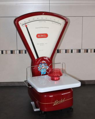 Bilancia Berkel modello O a 2 Kg restaurata Rossa