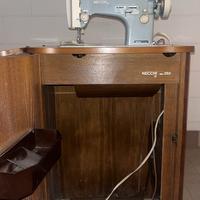 Macchina da cucire Necchi a ribalta