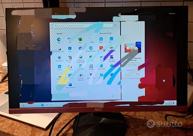 Monitor AOC con supporto da tavolo.