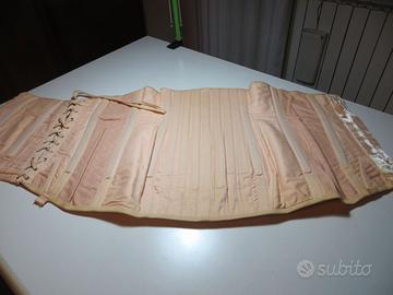 corsetto con stecche per dolori alla schiena