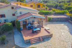 VILLA A SCHIERA A OLBIA