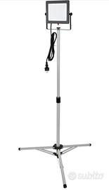 Lampada faretto led su treppiede regolabile