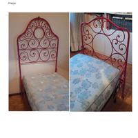 2 letti in ferro con reti in doghe