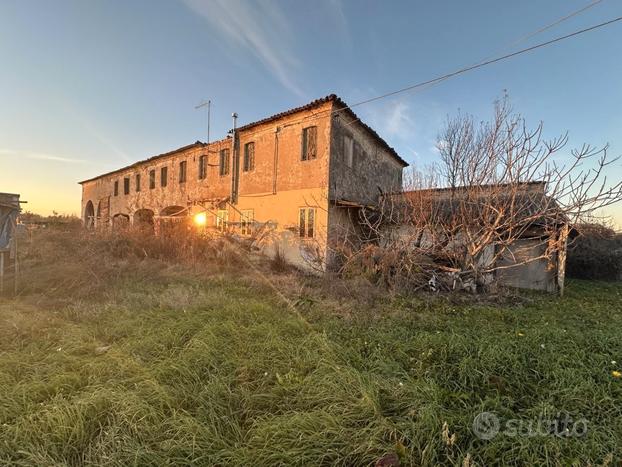 Oriago ampia porzione di rustico con terreni