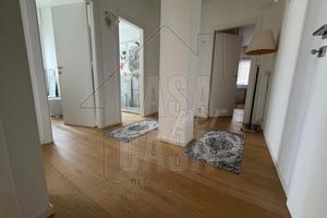Ampio appartamento ristrutturato con 3 camere, gar