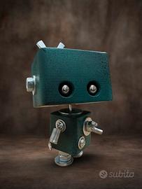 Robot steampunk industriale in legno e metallo