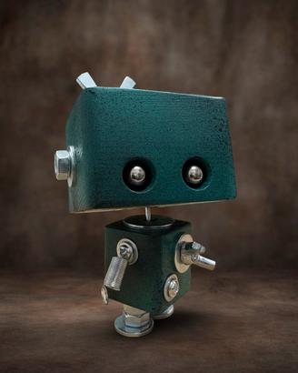 Robot steampunk industriale in legno e metallo