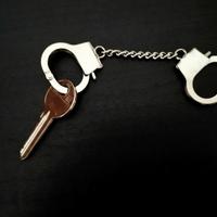 Portachiavi da collezione a forma di manette 