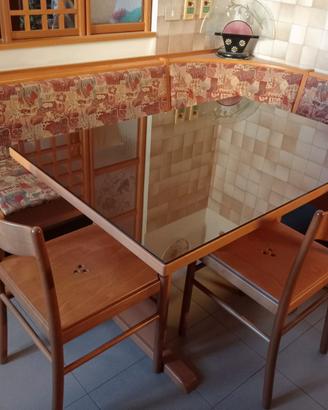 Tavolo con panca angolare e due sedie