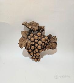 Antico grappolo d'uva intagliato nel legno, perfet
