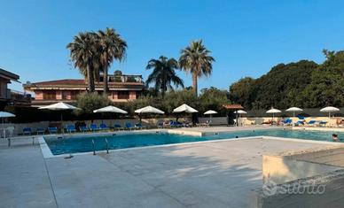 Appartamenti vista mare con piscina a Capomulini