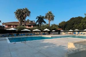 Appartamenti vista mare con piscina a Capomulini