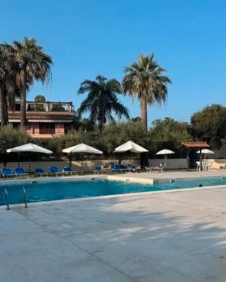 Appartamenti vista mare con piscina a Capomulini