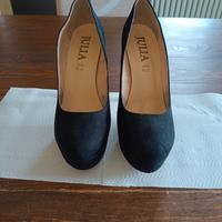 Décolleté in camoscio nero con plateau.