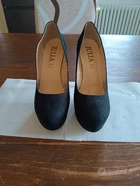 Décolleté in camoscio nero con plateau.