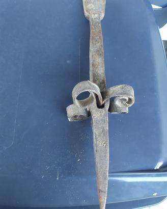 Antica incudine per battere affilare la falce