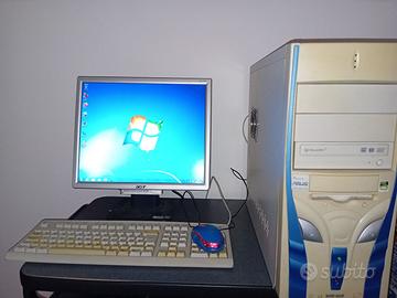 PC desktop, monitor, tastiera, mouse