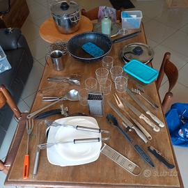 stoviglie  varie +  armadio 3 mt  10 €