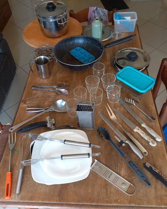 stoviglie  varie +  armadio 3 mt  10 €