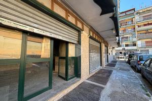 NEGOZIO A NAPOLI