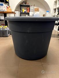 Coppia di vasi grandi in plastica pesante