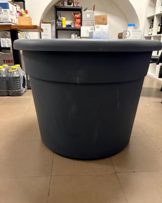Coppia di vasi grandi in plastica pesante