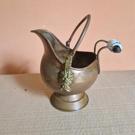 antico secchio in rame, testa di leone.